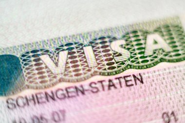 Kiev, Ukrayna-Şubat 2019: Schengen AB vizesi başlığı pasaportunda yakın