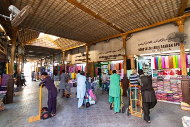 Dubai, Birleşik Arap Emirlikleri-Mart 2019: altın Souq pazarında bekleyen Porters