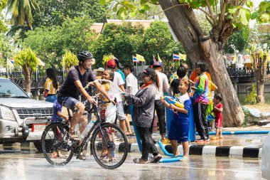 Sukhothai, Tayland - 13 Nisan 2019: Yeni Yıl Songkran Su Festivali'ni sokakta kutlayan Taylandlılar
