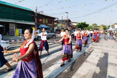 Sukhothai, Tayland - 13 Nisan 2019: Yeni Yıl Songkran Su Festivali'ni sokakta kutlayan Taylandlılar