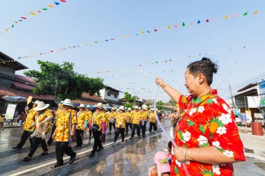 Sukhothai, Tayland - 13 Nisan 2019: Yeni Yıl Songkran Su Festivali'ni sokakta kutlayan Taylandlılar