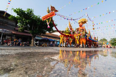 Sukhothai, Tayland - 13 Nisan 2019: Yeni Yıl Songkran Su Festivali'ni sokakta kutlayan Taylandlılar