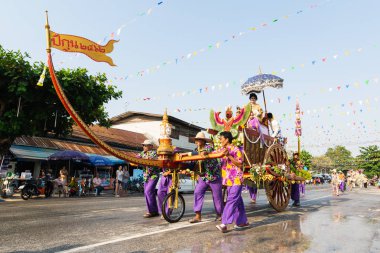 Sukhothai, Tayland - 13 Nisan 2019: Yeni Yıl Songkran Su Festivali'ni sokakta kutlayan Taylandlılar