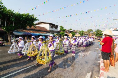 Sukhothai, Tayland - 13 Nisan 2019: Yeni Yıl Songkran Su Festivali'ni sokakta kutlayan Taylandlılar