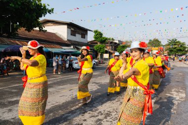Sukhothai, Tayland - 13 Nisan 2019: Yeni Yıl Songkran Su Festivali'ni sokakta kutlayan Taylandlılar