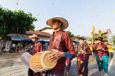 Sukhothai, Tayland - 13 Nisan 2019: Yeni Yıl Songkran Su Festivali'ni sokakta kutlayan Taylandlılar