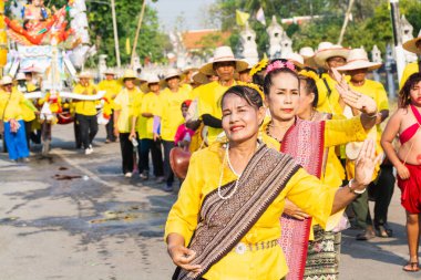 Sukhothai, Tayland - 13 Nisan 2019: Yeni Yıl Songkran Su Festivali'ni sokakta kutlayan Taylandlılar