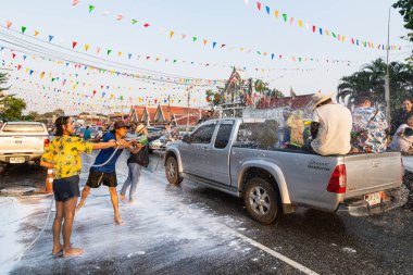 Sukhothai, Tayland - 13 Nisan 2019: Yeni Yıl Songkran Su Festivali'ni sokakta kutlayan Taylandlılar
