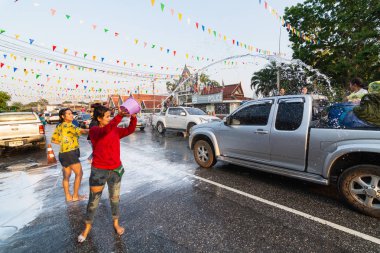 Sukhothai, Tayland - 13 Nisan 2019: Yeni Yıl Songkran Su Festivali'ni sokakta kutlayan Taylandlılar