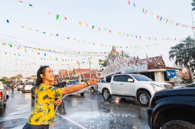 Sukhothai, Tayland - 13 Nisan 2019: Yeni Yıl Songkran Su Festivali'ni sokakta kutlayan Taylandlılar