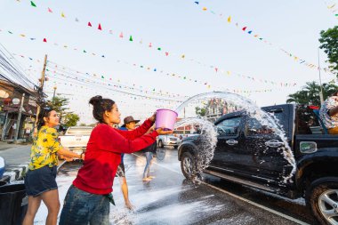 Sukhothai, Tayland - 13 Nisan 2019: Yeni Yıl Songkran Su Festivali'ni sokakta kutlayan Taylandlılar