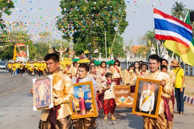 Sukhothai, Tayland - 13 Nisan 2019: Yeni Yıl Songkran Su Festivali'ni sokakta kutlayan Taylandlılar