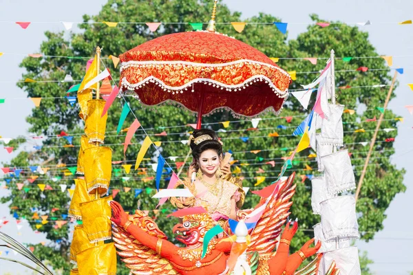 СУХОТАЙ, ТАЙЛАНД - 13 апреля 2019 года: Тайский народ празднует Новый год Фестиваль воды Сонгкран на улице — стоковое фото