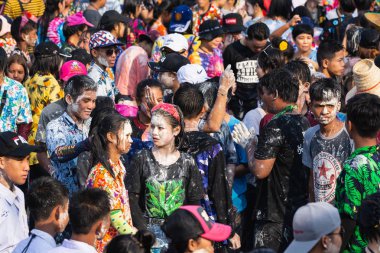 Sukhothai, Tayland - 15 Nisan 2019: Yeni Yıl Songkran Su Festivali'ni sokakta kutlayan Taylandlılar