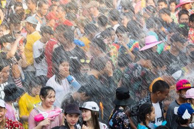 Sukhothai, Tayland - 15 Nisan 2019: Yeni Yıl Songkran Su Festivali'ni sokakta kutlayan Taylandlılar