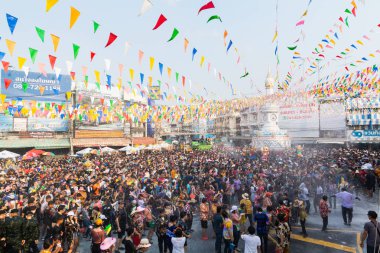Sukhothai, Tayland - 15 Nisan 2019: Yeni Yıl Songkran Su Festivali'ni sokakta kutlayan Taylandlılar