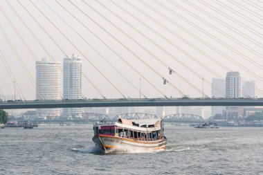 Bangkok, Tayland - Mart 2019: arka planda Rama Viii Köprüsü ile Chao Phraya nehri üzerinde yelken yolcu gemisi