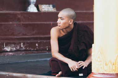 Yangon, Myanmar - Mart 2019: Shwedagon pagoda tapınağındaki Budist rahibin portresi