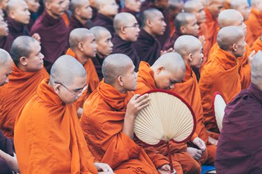 Yangon, Myanmar - Mart 2019: Shwedagon pagoda 'daki resmi tören sırasında Budist rahipler