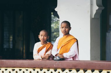Yangon, Myanmar - Mart 2019: Budist kadın keşişler Shwedagon pagoda 'da verandada duruyorlar