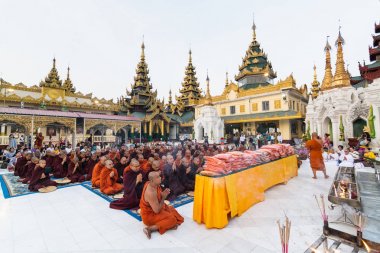 Yangon, Myanmar - Mart 2019: Shwedagon pagoda 'daki resmi tören sırasında Budist rahipler