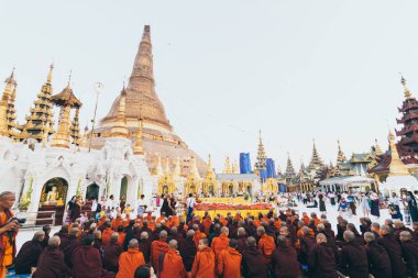 Yangon, Myanmar - Mart 2019: Shwedagon pagoda 'da düzenlenen bağış töreni sırasında Budist rahipler