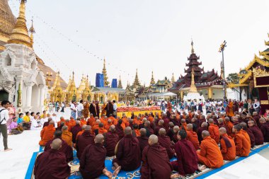 Yangon, Myanmar - Mart 2019: Shwedagon pagoda 'da düzenlenen bağış töreni sırasında Budist rahipler