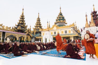 Yangon, Myanmar - Mart 2019: Shwedagon pagoda 'da düzenlenen bağış töreni sırasında Budist rahipler