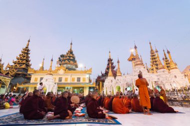 Yangon, Myanmar - Mart 2019: Shwedagon pagoda 'da düzenlenen bağış töreni sırasında Budist rahipler