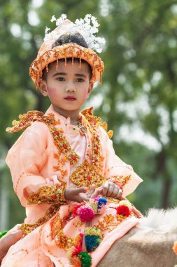 Bagan, Myanmar - Mart 2019: acemi Budist keşiş Shinbyu bir köyde başlatma töreni