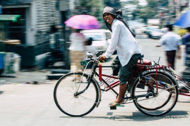 Yangon, Myanmar - Mart 2019: Çekçek adam Yangon sokakta sürme