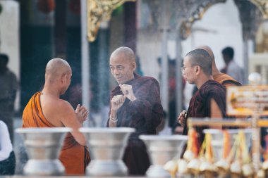 Yangon, Myanmar - Mart 2019: Budist rahipler Shwedagon pagoda tapınak kompleksinde bir tartışma var