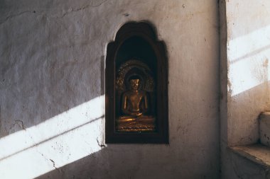 Ananda tapınağının içindeki Buda heykeli duvara kazındı