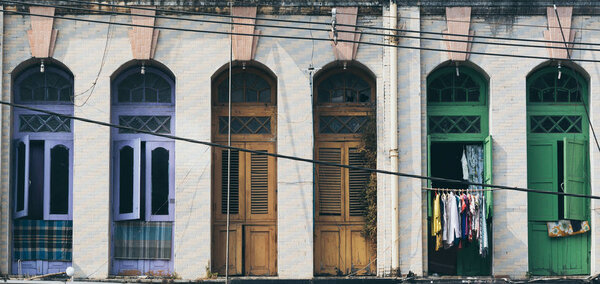 Colonial style balcony doors and windows in Yangon old town district, Myanmar — Stock Photo, Image
