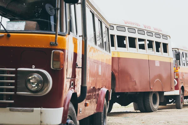 Bagan, Myanmar - Mart 2019: Bagan şirketi retro otobüsler üzerinde balonlar