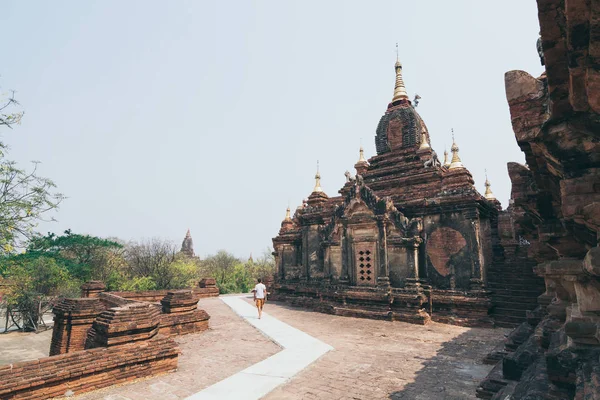 미얀마 바간 불교 사원 옆을 걷고 있는 백인 남성 — 스톡 사진