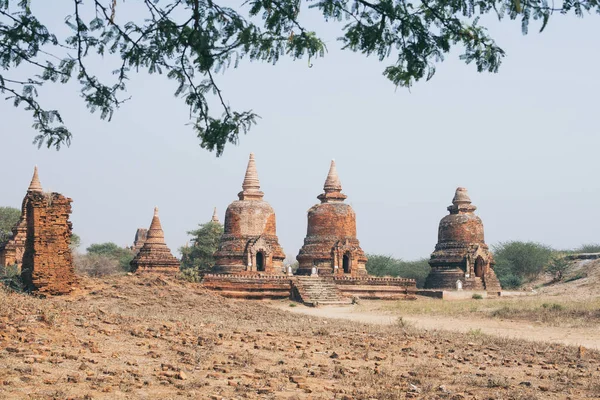 미얀마 의 고대 바간 사원 단지의 탑과 탑을 감상할 수 있습니다. — 스톡 사진
