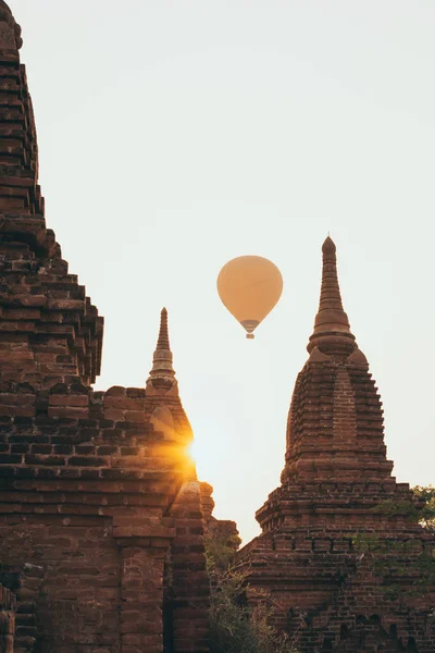 Des ballons volent au-dessus de la pagode au complexe du temple Bagan, au Myanmar — Photo