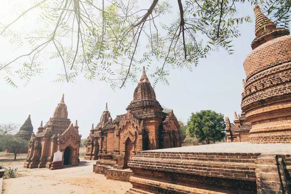 Blick über Stupas und Pagoden des antiken heidnischen Tempelkomplexes bei Sonnenaufgang Goldene Stunde in Myanmar — Stockfoto