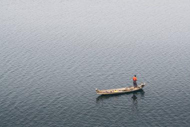 Bagan, Myanmar yakın Irrawaddy nehri üzerinde ahşap bir teknede Geleneksel Birmanya balıkçı