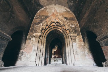 Bagan, Myanmar'daki Birmanya Budist tapınağının iç kısmı