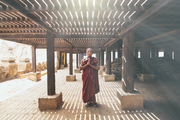 Bagan, myanmar - märz 2019: buddhistischer Mönch betet in einem kloster — Stockfoto