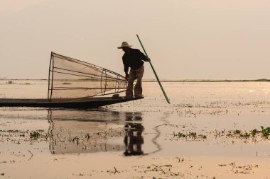 Inle, Myanmar - Mart 2019: Inle gölünde geleneksel Birmanya bacak kürek balıkçı