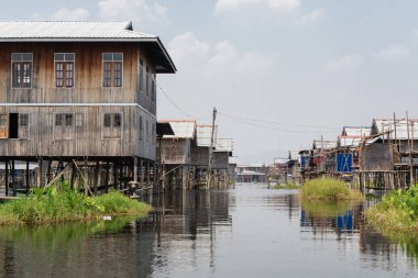 Maing Thauk, Myanmar - Nisan 2019: Inle gölünde su üzerinde yüzen geleneksel Birmanya yüzen ev