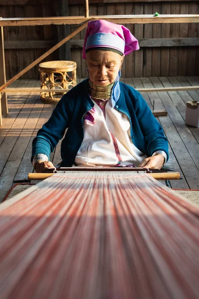 Inle, myanmar - märz 2019: kayan lahwi stamm long neck woman sitzt hinter dem Webstuhl — Stockfoto