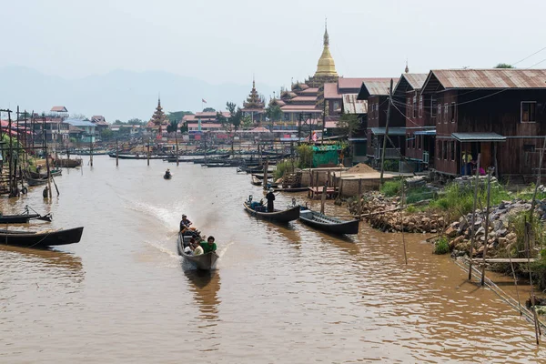 Maing Thauk, Myanmar - Nisan 2019: Inle gölünde su üzerinde yüzen geleneksel Birmanya yüzen ev