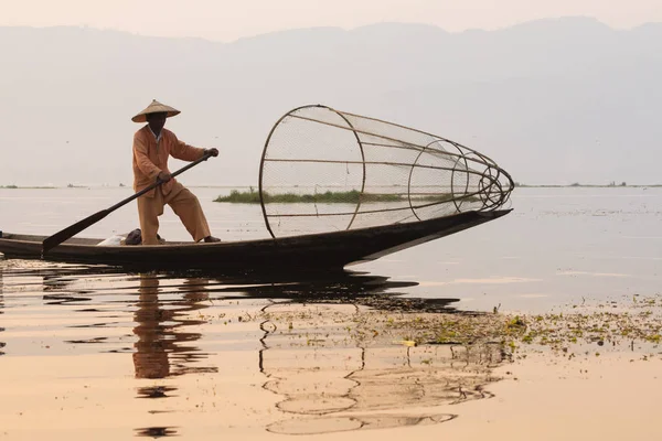 Inle, Myanmar - Mart 2019: Inle gölünde geleneksel Birmanya bacak kürek balıkçı