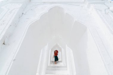 Mandalay, Myanmar Myatheindan Pagoda teraslarında yürüyen kırmızı şemsiyeli sarışın beyaz kadın