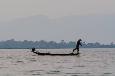 Inle, Myanmar - Mart 2019: Inle gölünde geleneksel Birmanya bacak kürek balıkçı