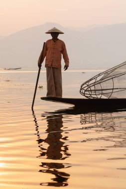 Inle, Myanmar - Mart 2019: Inle gölünde geleneksel Birmanya bacak kürek balıkçı